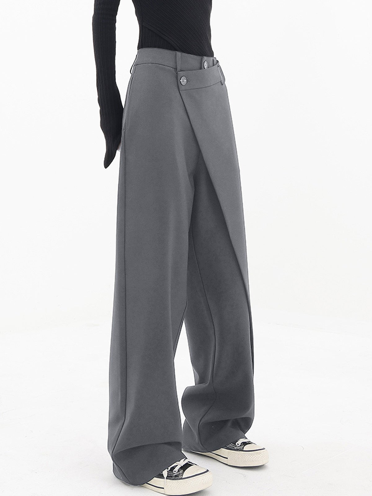 Livia | Baggy-Hose mit Luftiger Passform und Asymmetrischem Knopfdetail für Damen