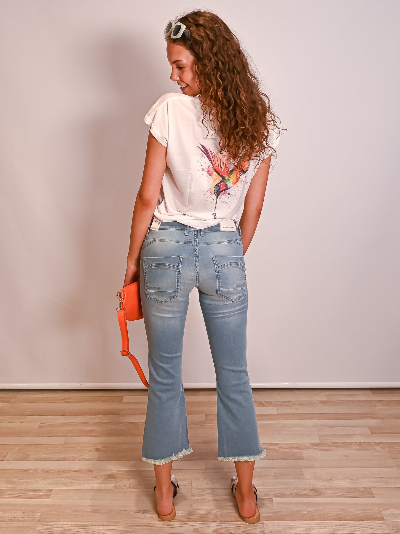 Livia | Kick Flared Denim mit Lässiger Used-Optik und Frontzipper für Frauen