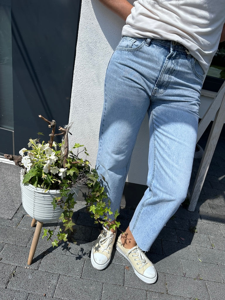 Livia | Momjeans mit Stil und Komfort für den Sommer