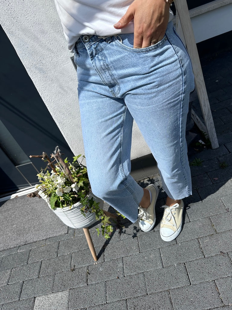 Livia | Momjeans mit Stil und Komfort für den Sommer