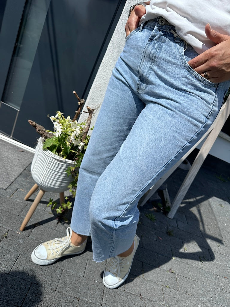 Livia | Momjeans mit Stil und Komfort für den Sommer