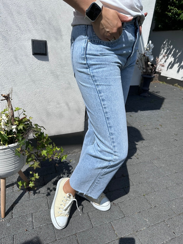 Livia | Momjeans mit Stil und Komfort für den Sommer